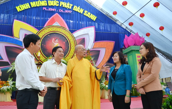 ĐC Hiệp thăm và chúc mừng Phật đản hòa thượng Thích Quang Đạo (1)