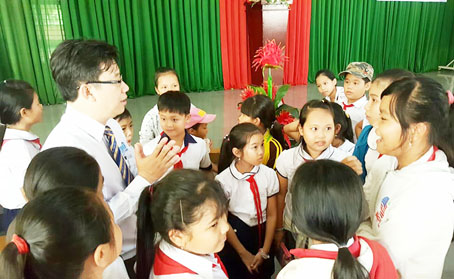 Học sinh Trường tiểu học xã Xuân Quế (huyện Cẩm Mỹ) hào hứng chia sẻ với các chuyên gia trong buổi tuyên truyền.