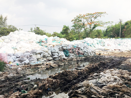 Bãi để bao bì chất đống của cơ sở ông Nguyễn Văn Thiện chờ được tái chế.