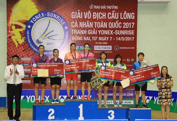 Đôi Ðặng Kim Ngân - Lê Thị Thanh Thủy (Đồng Nai, áo xanh chuối) trên bục nhận huy chương đồng.