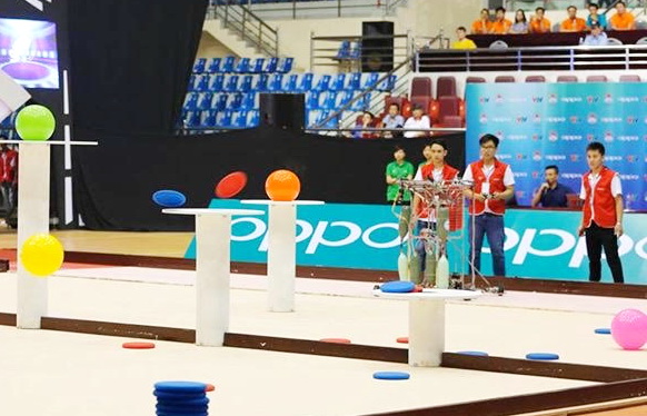 Đội tuyển robot của Trường đại học Lạc Hồng thi đấu vòng loại tối 12 5 Ảnh Văn Sơn
