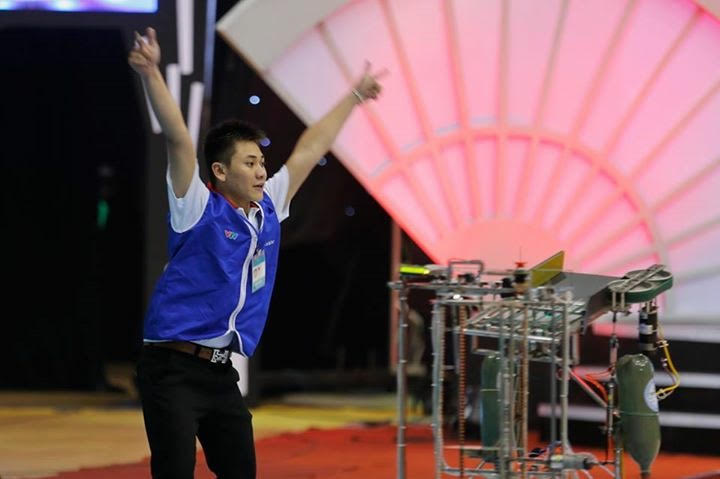 Niềm vui của một thành viên Trường đại học Lạc Hồng vui mừng khi giành phần thắng trước đối thủ Ảnh Văn Sơn