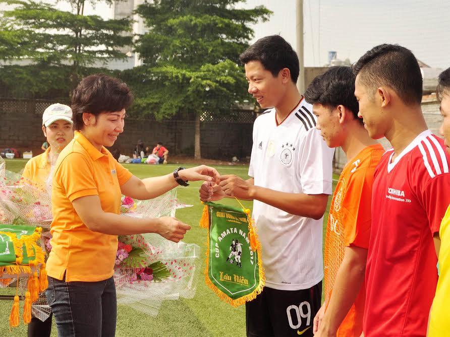  Đại diện Công ty cổ phần đô thị Amata Biên Hòa tặng cờ lưu niệm cho các đội thi đấu (ảnh: Duy Thanh)