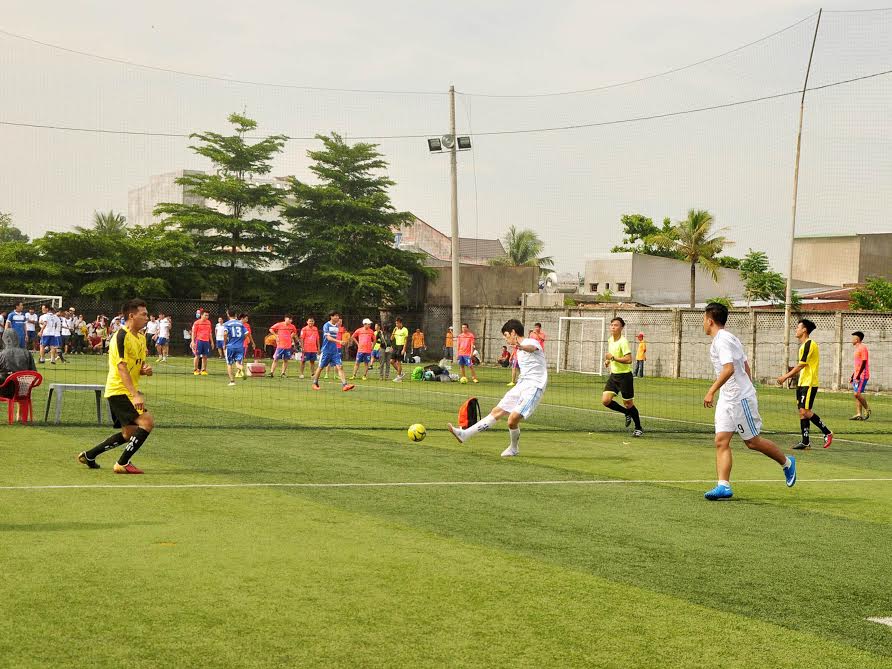 Các đội bóng đến từ các doanh nghiệp trong KCN Amata thi đấu với nhau (ảnh: Duy Thanh)