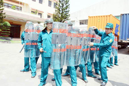 Tự vệ Công ty TNHH Chính Xác (ở Khu công nghiệp Hố Nai, huyện Trảng Bom) huấn luyện chiến đấu.