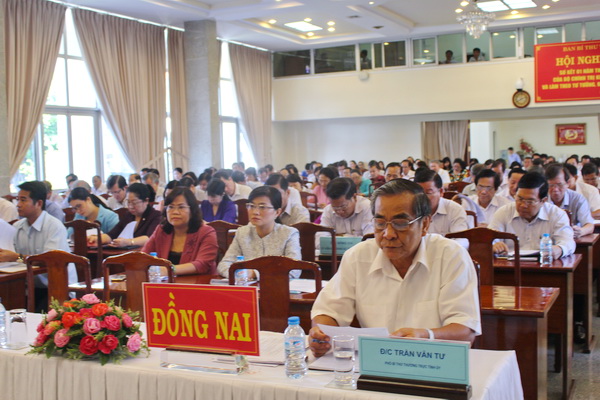 Các đại biểu ở điểm cầu Đồng Nai lắng nghe chỉ đạo của đồng chí Võ Văn Thưởng.