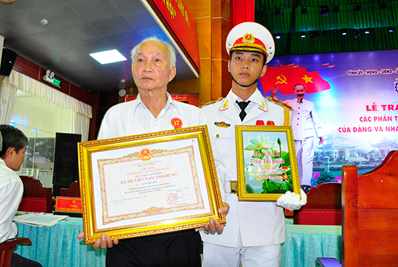  Thân nhân của Mẹ Việt Nam anh hùng Trần Thị Danh trong buổi đón nhận bằng công nhận danh hiệu Bà mẹ Việt Nam anh hùng 