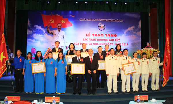 Bí thư Tỉnh ủy Nguyễn Phú Cường gắn trao huân chương Lao động hạng ba cho các tập thể, cá nhân xuất sắc