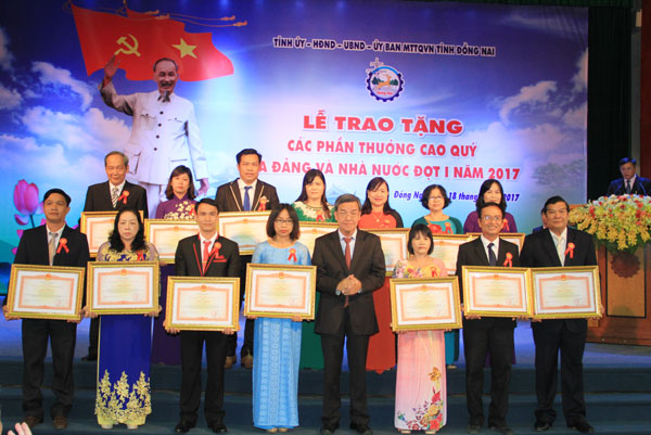 Chủ tịch UBND tỉnh Đinh Quốc Thái trao Bằng khen của Thủ tướng Chính phủ cho các cá nhân, tập thể xuất sắc