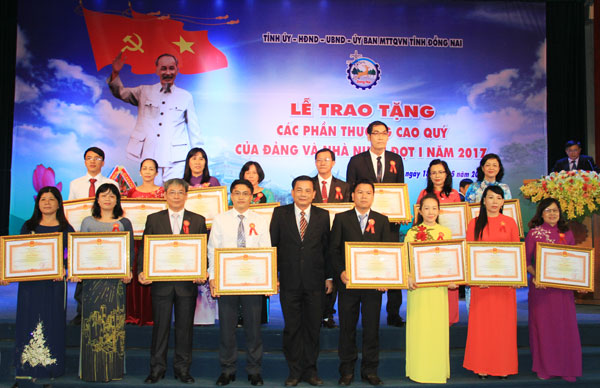 Giám đốc Sở Nội vụ Nguyễn Văn Thuộc trao Bằng khen của Thủ tướng Chính phủ cho các cá nhân xuất sắc