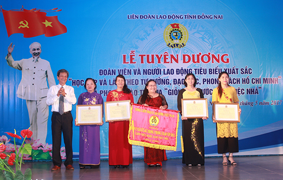 Chủ tịch Liên đoàn lao động tỉnh Huỳnh Tấn Kiệt tặng Cờ thi đua và bằng khen của Tổng Liên đoàn lao động Việt Nam cho các tập thể, cá nhân