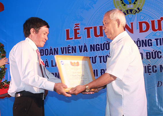Phó chủ tịch Liên đoàn lao động tỉnh Đoàn Văn Đây tặng bằng khen cho đoàn viên, người lao động