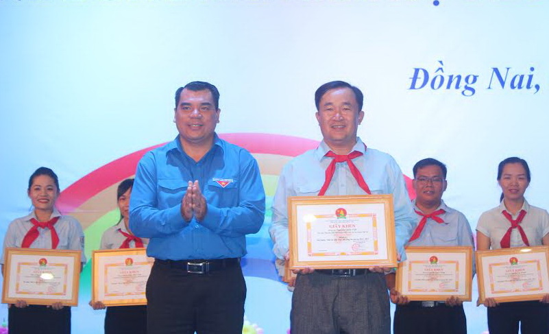 Bí thư Tỉnh đoàn Nguyễn Cao Cường tặng giấy khen của Hội đồng Đội tỉnh cho anh Nguyễn Quốc Việt (huyện Cẩm Mỹ) đạt giải nhất giải thưởng 