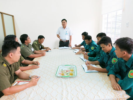 Bí thư Đảng ủy kiêm Chủ tịch UBND xã Tân An Lê Văn Hoàng (đứng) triển khai nhiệm vụ bảo đảm an ninh trật tự cho lực lượng công an - quân sự của xã.