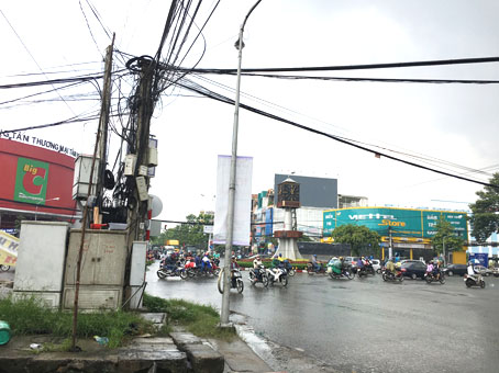 Tủ cáp viễn thông ngay trước mặt tiền hộ dân kinh doanh trên đường Nguyễn Ái Quốc, đoạn KP.9, phường Hố Nai.