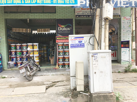 Trụ, tủ cáp viễn thông nhếch nhác (vòng xoay ngã tư Tân Phong).