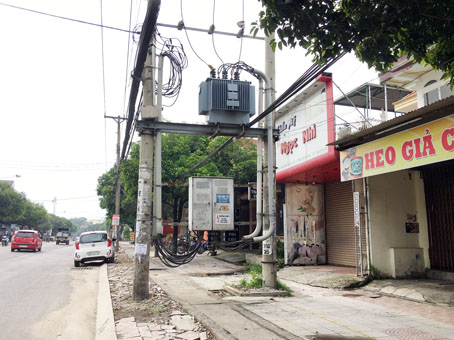 Không ít trụ điện lấn chiếm vỉa hè trên các tuyến đường. Trong ảnh: Trụ điện trên đường Nguyễn Ái Quốc, đoạn phường Tân Hiệp.
