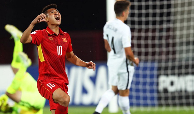 U.20 Việt Nam (trái) gây bất ngờ lớn với màn trình diễn xuất sắc trước U.20 New Zealand.