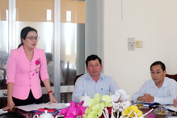 Chủ tịch Hội Liên hiệp phụ nữ tỉnh Lê Thị Ngọc Loan phát biểu tại buổi giám sát