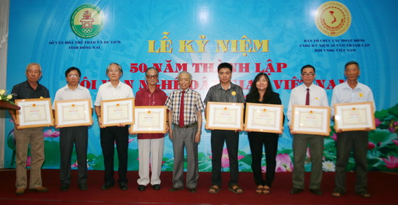 Lãnh đạo Hội Văn nghệ dân gian Việt Nam trao tặng bằng khen cho 9 hội viên Hội Văn nghệ dân gian Việt Nam tại Nam bộ.