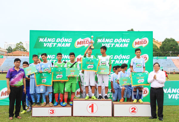  Phó giám đốc Sở GD-ĐT Đồng Nai Đào Đức Trình (bìa phải) trao giải cho các đội THCS giành thứ hạng cao