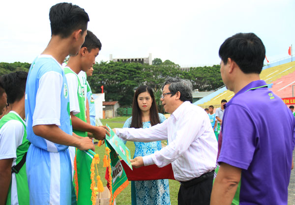  Phó giám đốc Sở GD-ĐT Đồng Nai Đào Đức Trình trao giải ba cho đội THCS Đồng Nai