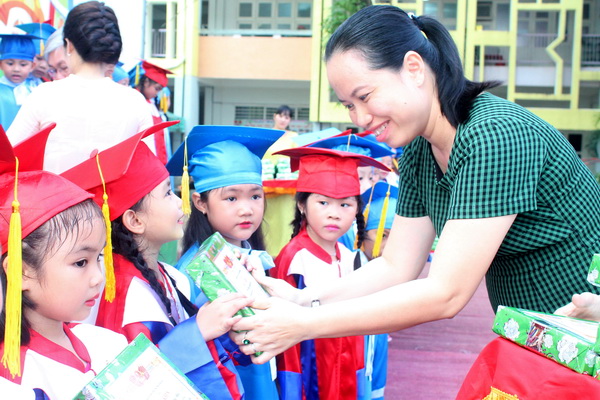 Bà Ngô Thị Hoàng Oanh, Giám đốc Nhà thiếu nhi tỉnh tặng giấy khen cho học sinh tham gia tích cực các hoạt động của Nhà thiếu nhi tỉnh