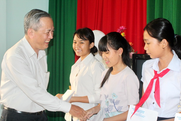 Ông Huỳnh Văn Tịnh, Giám đốc Sở Lao động - thương binh và xã hội chúc mừng và tặng quà các em thiếu nhi tại buổi gặp mặt 