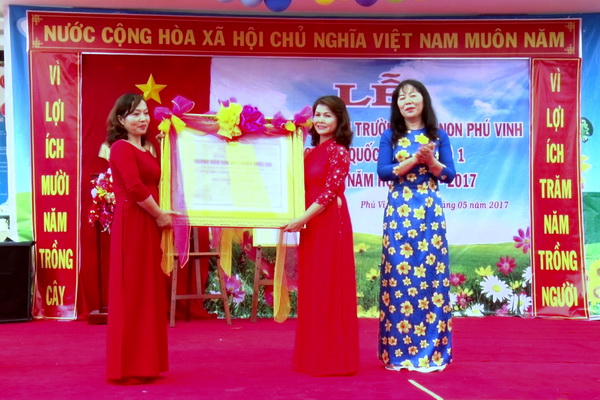 trường mầm non Phú Vinh, huyện Định Quán đã long trọng tổ chức Lễ đón bằng công nhận trường đạt chuẩn Quốc gia mức độ 1