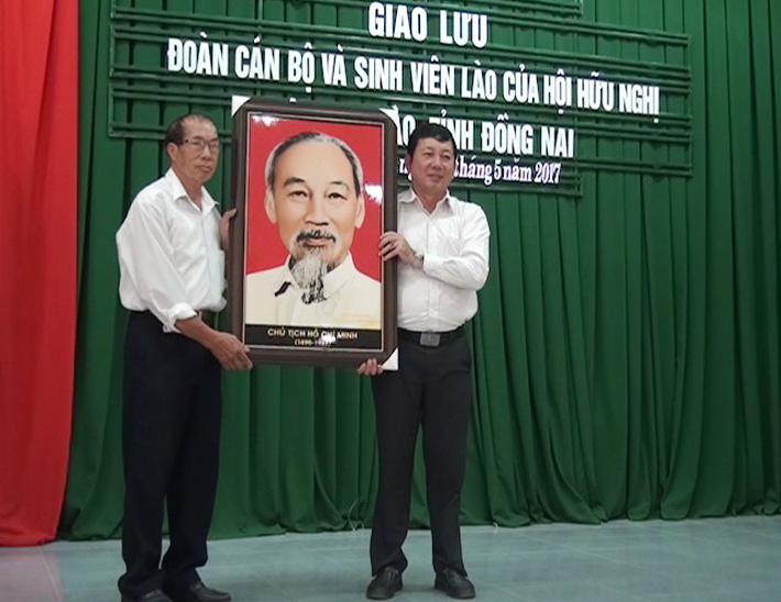 Ông Phạm Minh Phước, Phó chủ tịch UBND huyện Vĩnh Cửu, tặng chân dung Chủ tịch Hồ Chí Minh cho lãnh đạo đoàn.