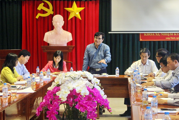 Phó chủ tịch HÐND tỉnh Nguyễn Sơn Hùng chủ trì buổi làm việc.