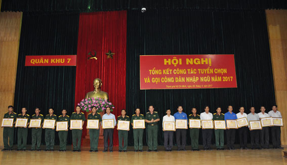 Trung tướng Võ Minh Lương, UVTW Đảng, Tư lệnh Quân khu 7 trao bằng khen cho các tập thể đạt thành tích tốt trong công tác tuyển chọn gọi công dân nhập ngũ
