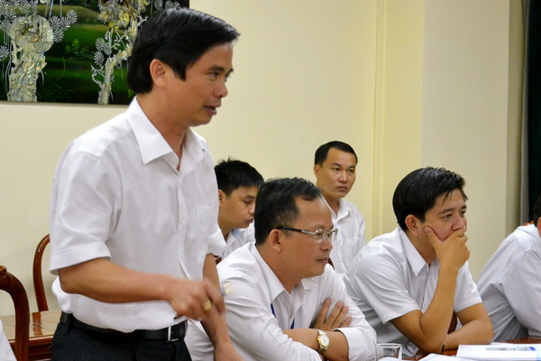 Chủ tịch UBND huyện Long Thành Ngô Thế Ân báo cáo về tình hình dân cư tại khu vực dự án.