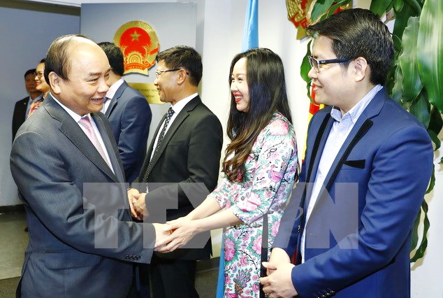 Thủ tướng Nguyễn Xuân Phúc đến thăm và nói chuyện với cán bộ, nhân viên Phái đoàn Đại diện thường trực Việt Nam tại Liên hợp quốc. (Ảnh: Thống Nhất/TTXVN)