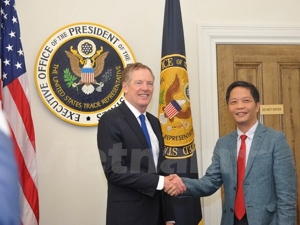 Bộ trưởng Bộ Công Thương Trần Tuấn Anh và Trưởng Đại diện thương mại Hoa Kỳ Robert Lighthizer. (Ảnh: Đoàn Hùng/Vietnam+)