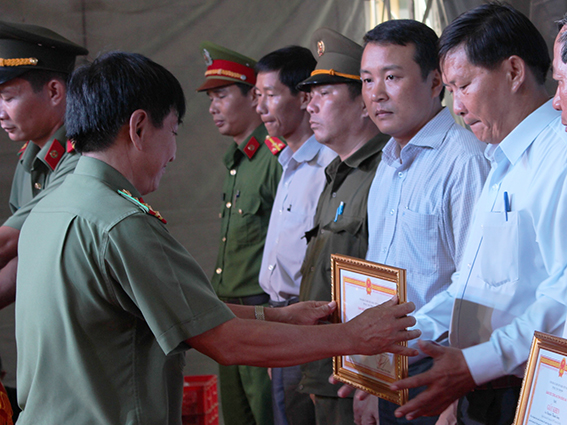 Đại tá Bùi Hữu Danh trao thưởng cho các cá nhân đạt thành tích trong đợt ra quân.