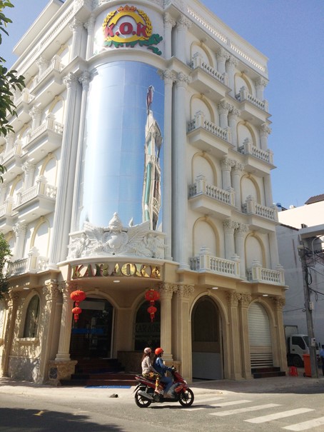 Tiệm karaoke K.O.K (tọa lạc tại góc đường D8 - N2, đường Võ Thị Sáu, TP.Biên Hòa) đi vào hoạt động kinh doanh với 4 lầu nhưng rất bít bùng, không hề có lối thoát hiểm, kể cả cửa sổ ở các tầng trên đều bịt kín.
