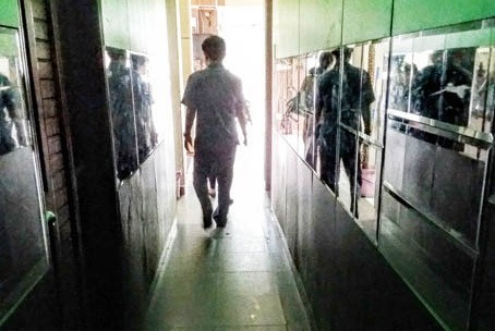 Lối đi lại trong một quán karaoke tương đối nhỏ, chỉ 2 người chen nhau đi vừa