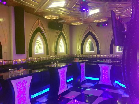 Một phòng bên trong tòa nhà K.O.K với thiết kế đèn điện, nệm mút bọc da, gỗ ốp tường khắp nơi, tiềm ẩn nguy cơ cháy nổ cao.