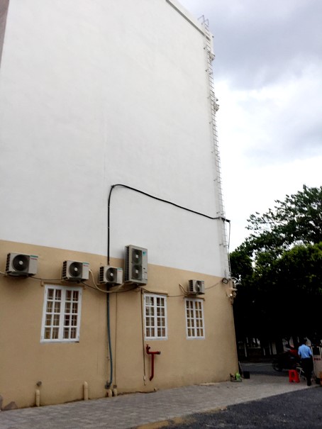 Chiếc cầu thang sắt mỏng manh được gắn từ trên sân thượng xuống nhưng nằm lơ lửng cách mặt đất khá xa