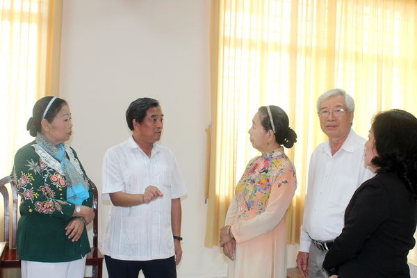 Đồng chí Huỳnh Văn Tới, Ủy viên Ban TVTU, Chủ tịch Ủy ban Mặt trận Tổ quốc tỉnh chia sẻ thêm với cán bộ Hội Người cao tuổi các cấp về vấn đề liên quan đến chế độ chính sách trong giờ giải lao