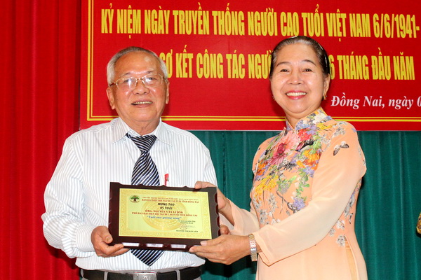Bà Nguyễn Thị Kim Liên, Trưởng ban đại diện Hội Người cao tuổi tỉnh chúc thọ ông Nguyễn Văn Luông, Phó trưởng ban đại diện Hội Người cao tuổi tỉnh tròn 85 tuổi