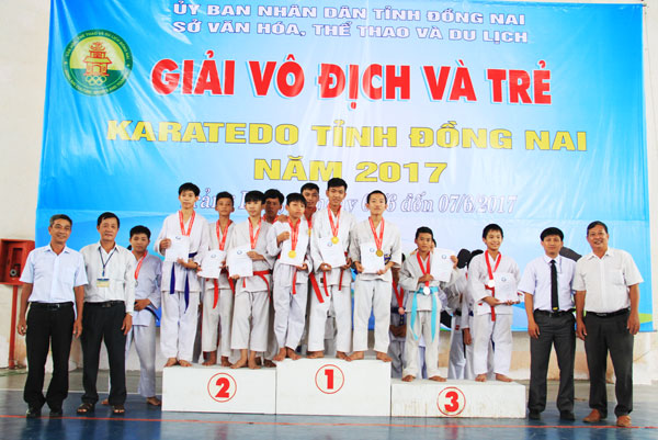 Ban tổ chức trao huy chương cho các võ sĩ đoạt thứ hạng.