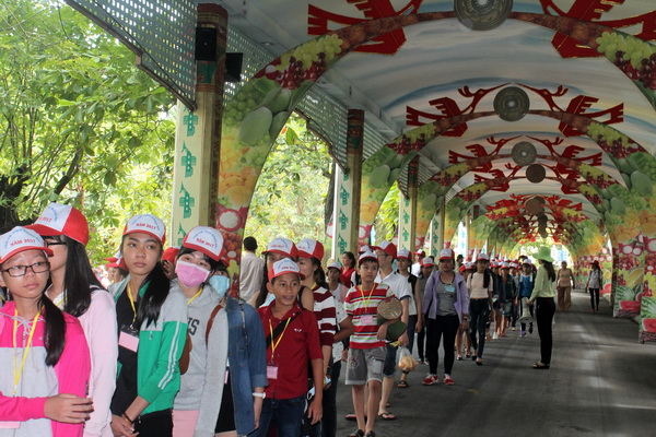 Các em thiếu nhi trên đường đến tham quan Khu du lịch văn hóa Suối Tiên