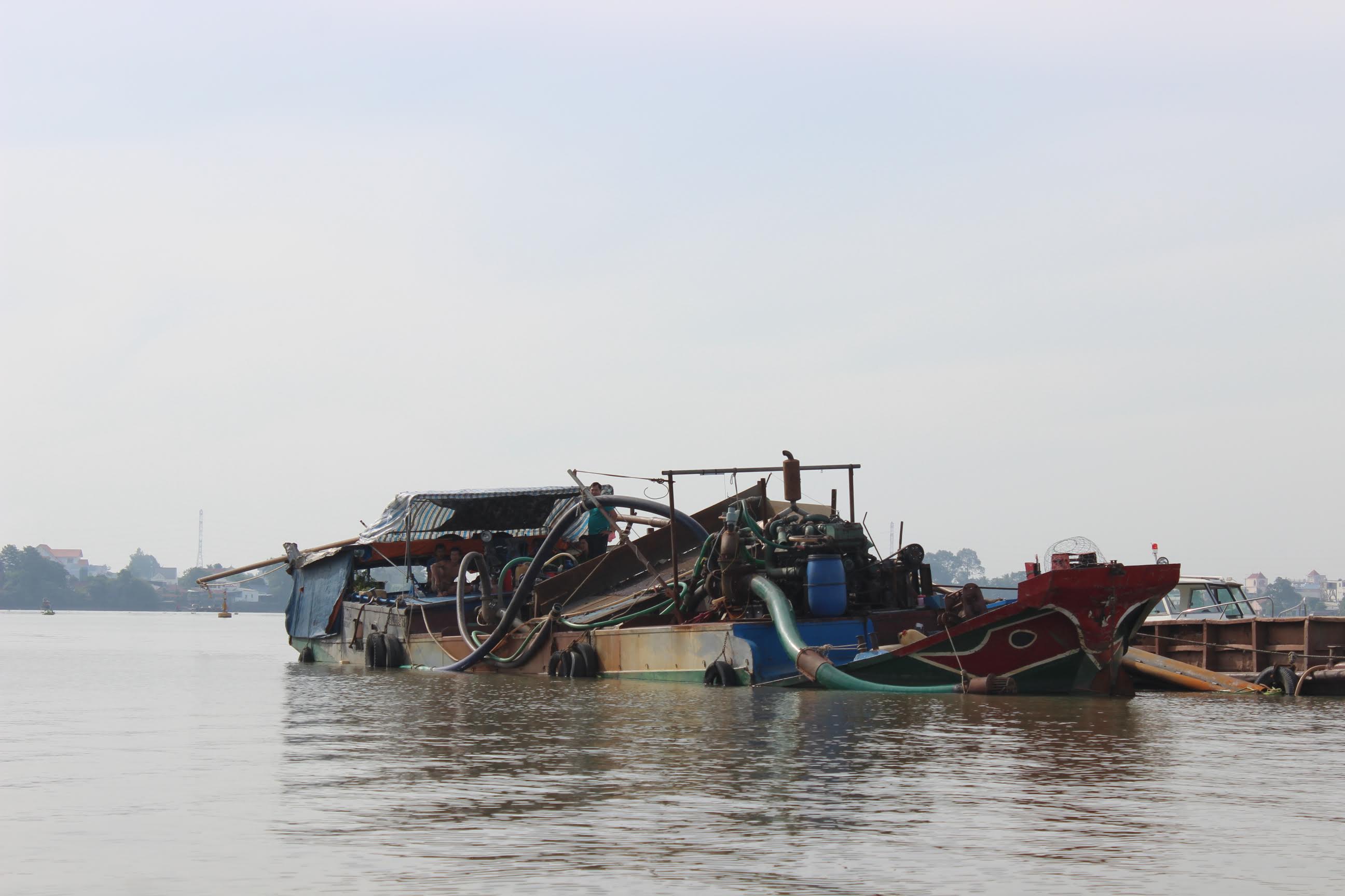 Một ghe khai thác cát lậu trên sông Đồng Nai bị công an bắt giữ