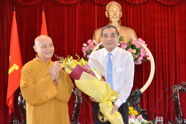 Đồng chí Trần Văn Tư, Phó bí thư thường trực Tỉnh ủy đón nhận hoa của hòa thượng Thích Nhật Quang, Trưởng ban Trị sự Giáo hội Phật giáo tỉnh, cảm ơn lãnh đạo tỉnh và các cơ quan đã giúp đỡ Ban trị sự tổ chức đại hội thành công.