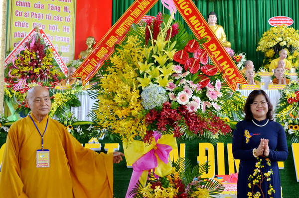 Đồng chí Nguyễn Hòa Hiệp, tặng hoa chúc mừng đại hội.