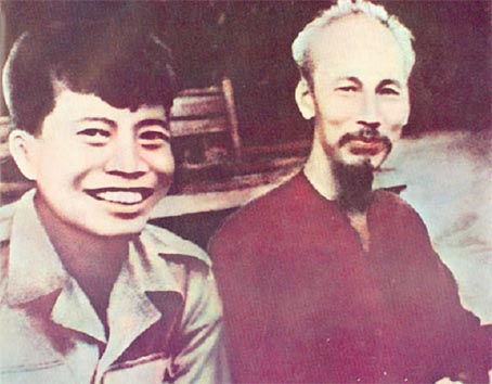 Đồng chí Phạm Hùng (trái) trong một lần gặp Bác Hồ.