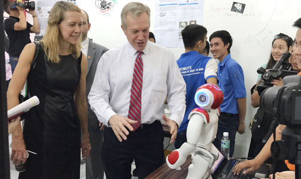 Đại sứ Hoa Kỳ tại Việt Nam Ted Osius giao tiếp với robot bằng ngôn ngữ tiếng Anh do sinh viên lập trình. 