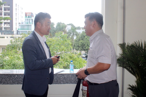 Chủ tịch Hiệp hội Các nhà đầu tư Hàn Quốc tại Đồng Nai Park Hyun Bae (bên trái) trao đổi với doanh nghiệp bên lề hội nghị.